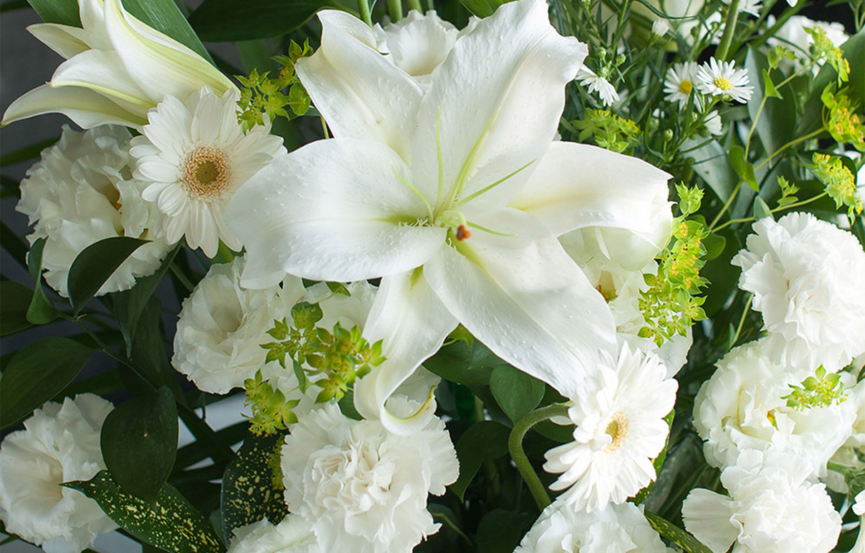 スタンダードな白基調のお供え花