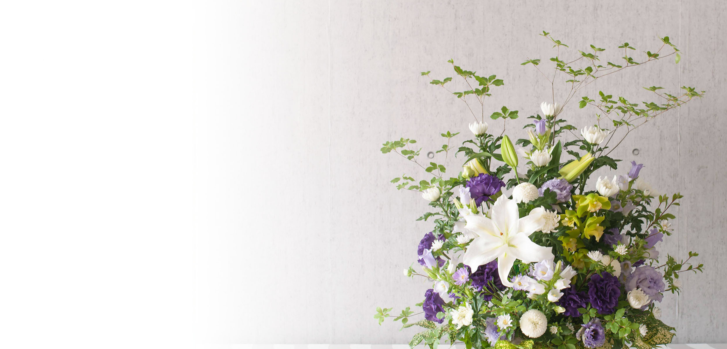 三回忌に贈るお供え花 フラワーアレンジメント マナー お役立ち お知らせ お祝い お供えの花通販ギフトは送料無料の お花の窓口 へ