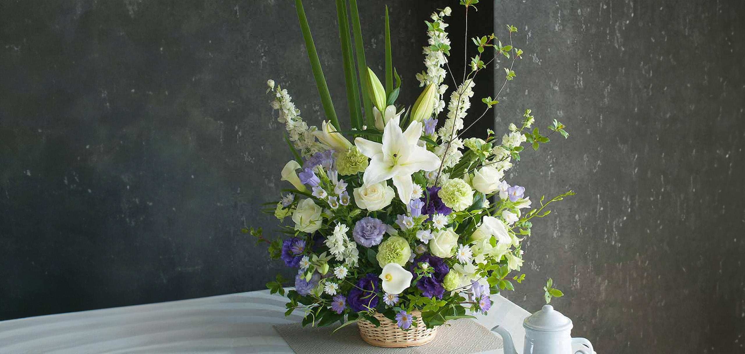 命日に贈る花はどんな色が良い？