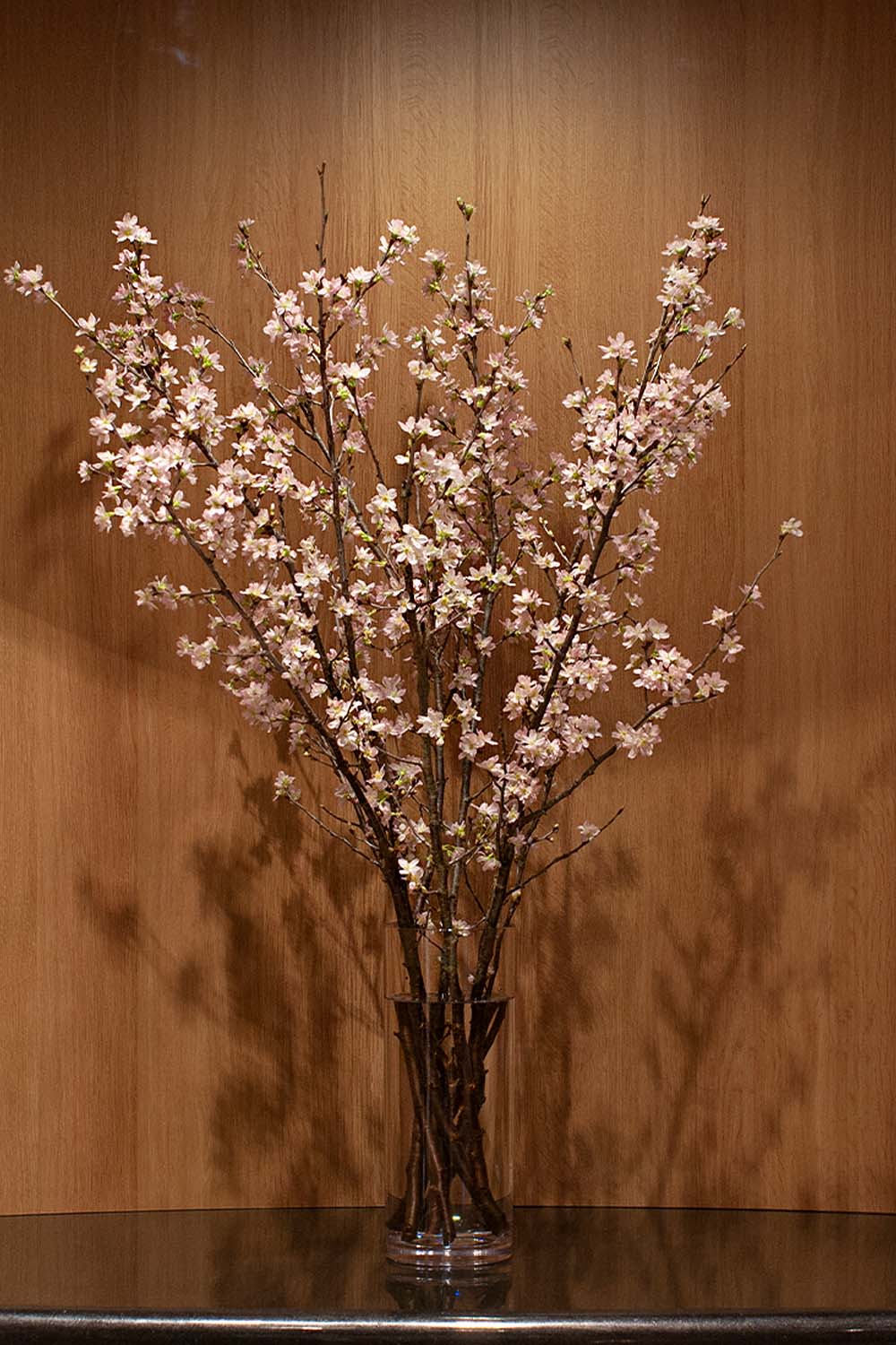 画像：【生花】 日本の伝統を伝える桜８本と花瓶のセット 高さ90cm【宅配商品】