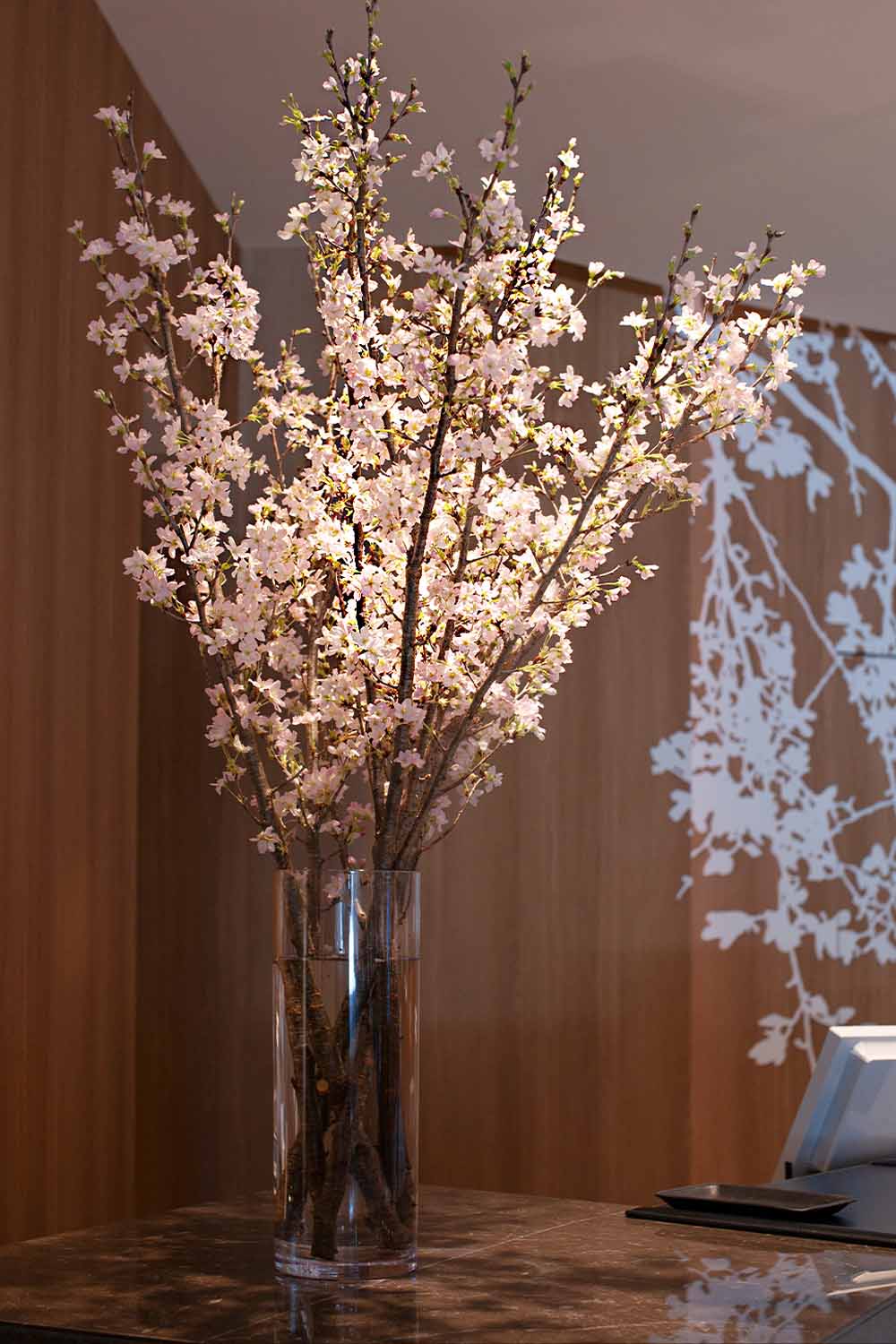 画像：【生花】 日本の伝統を伝える桜６本と花瓶のセット 高さ110cm　【宅配商品】