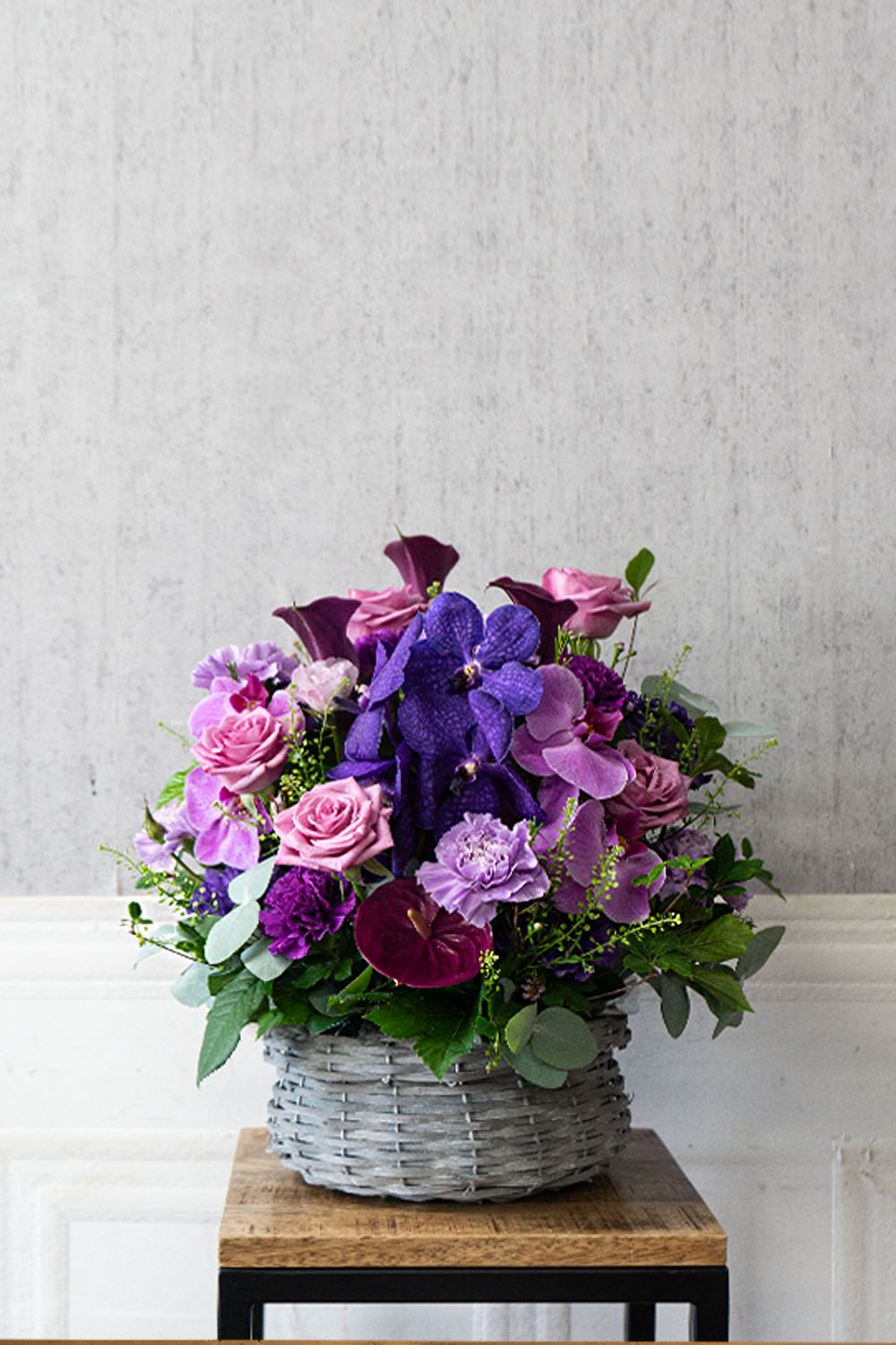 画像：【クール宅配便商品】【お祝いアレンジメント】紫のバスケットアレンジメント ロイヤルパープル