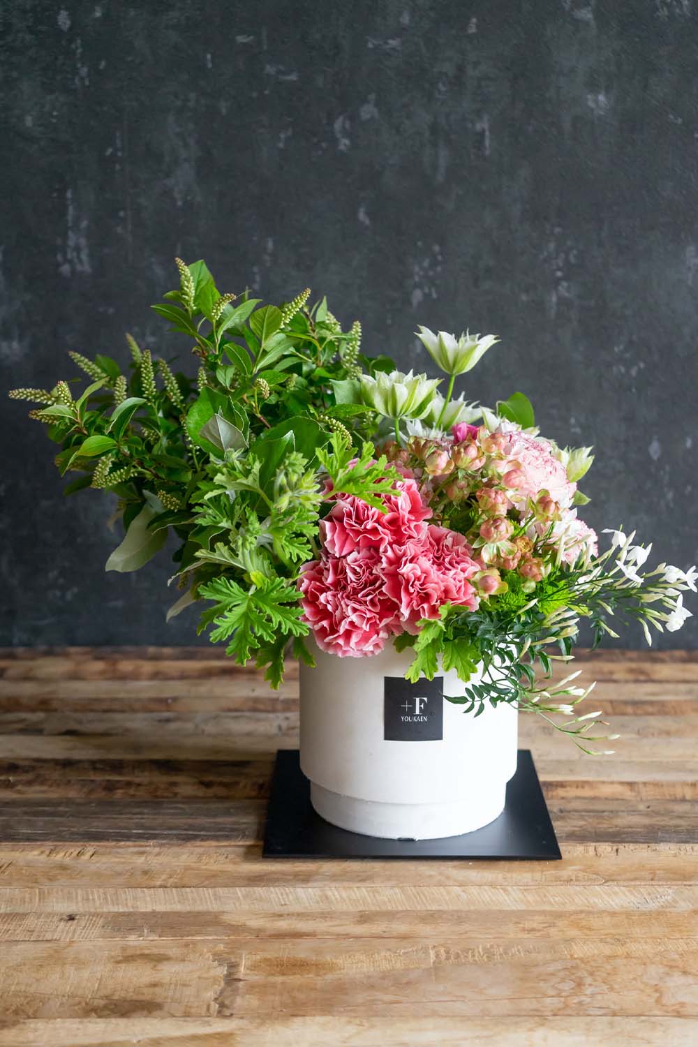 画像：【クール宅配商品】【開店お祝い用】オシャレなオールラウンドフラワーアレンジメントM