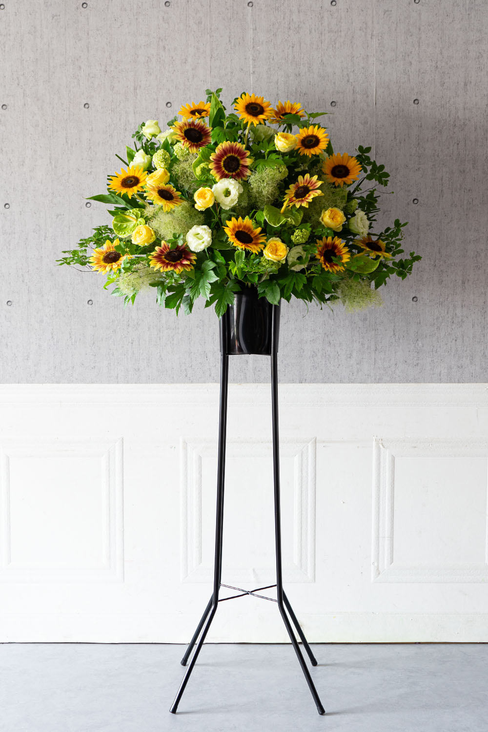 画像：【お祝いスタンド花】グリーンとひまわりのスタンド花 Lサイズ 高さ180cm × 横幅80cm