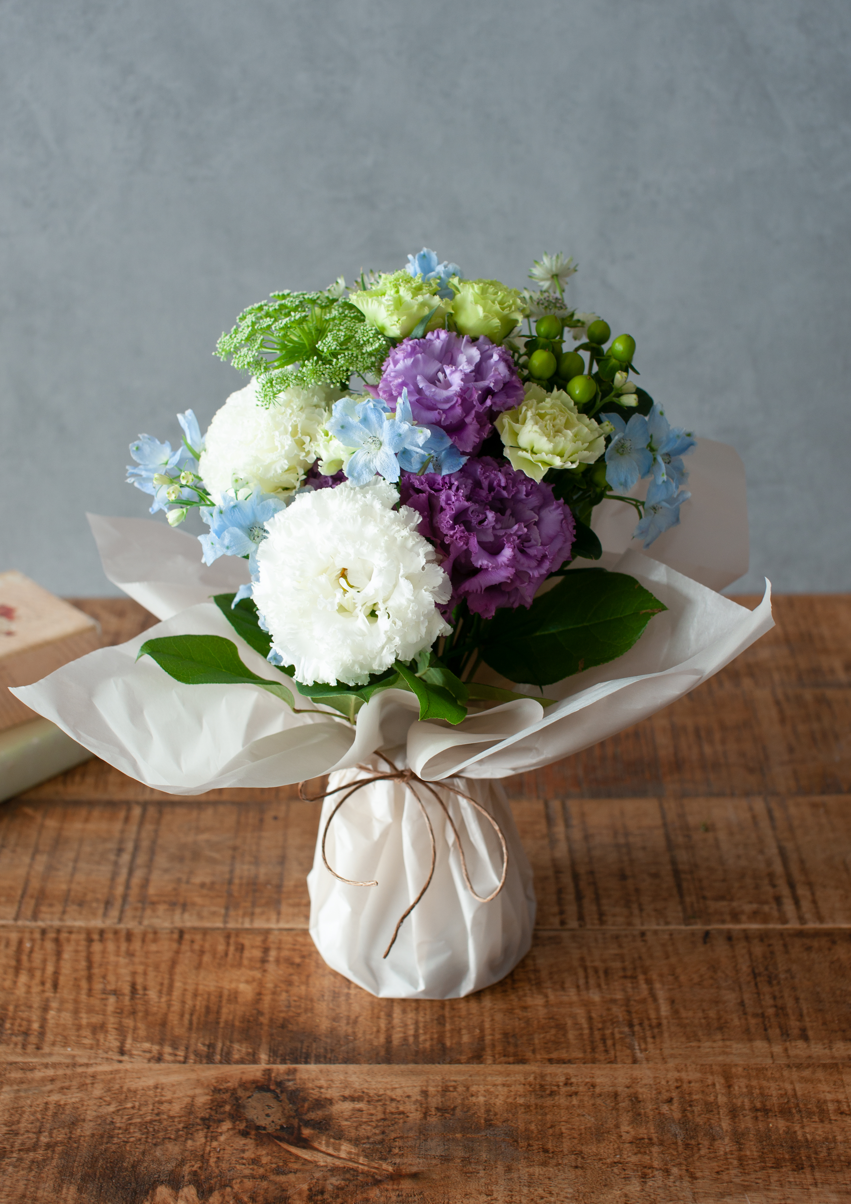 画像：【花束】花瓶いらず！ お供え 白グリーン紫系 ラッピング付き〈デザイナー商品〉【クール宅配商品】