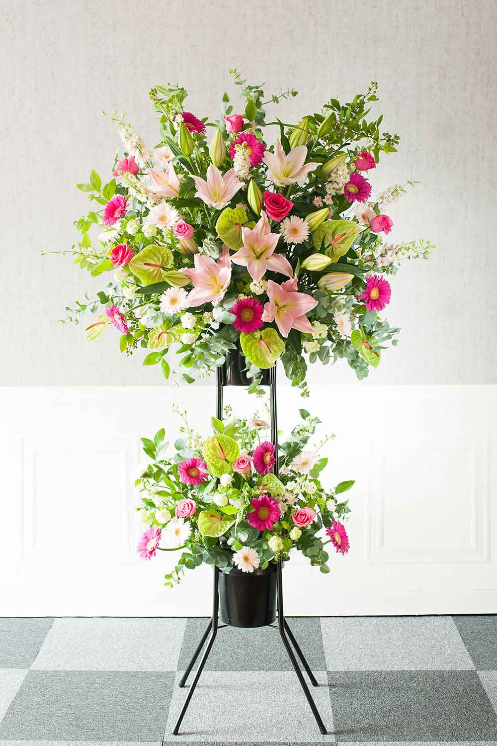 画像：【お急ぎ対応】【お祝いスタンド花】2段スタンド ピンク・グリーン系　華やかおまかせ　 高さ約200cm