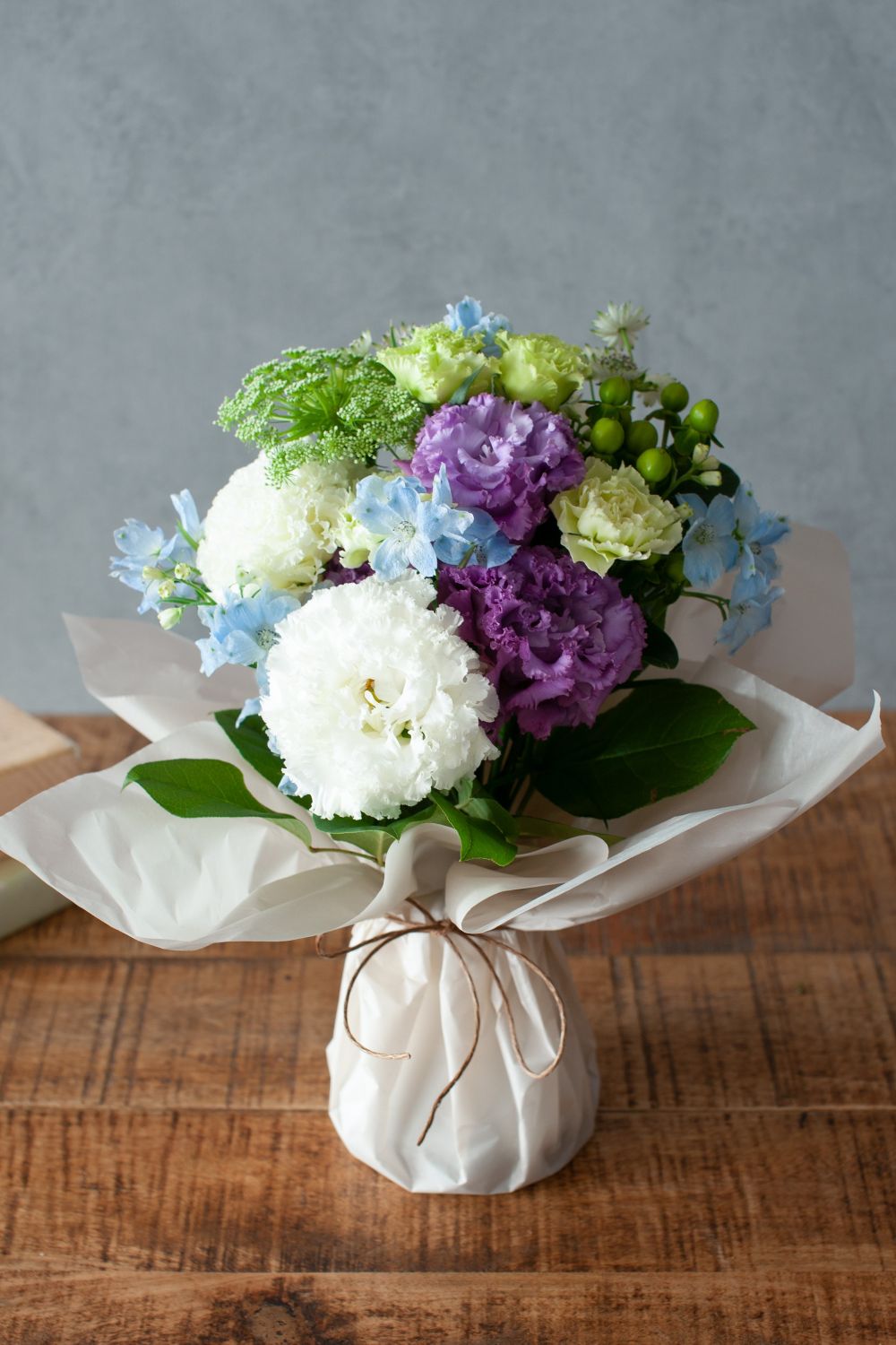 画像：【花束】花瓶いらず！ お供え 白グリーン紫系 ラッピング付き〈デザイナー商品〉【クール宅配商品】