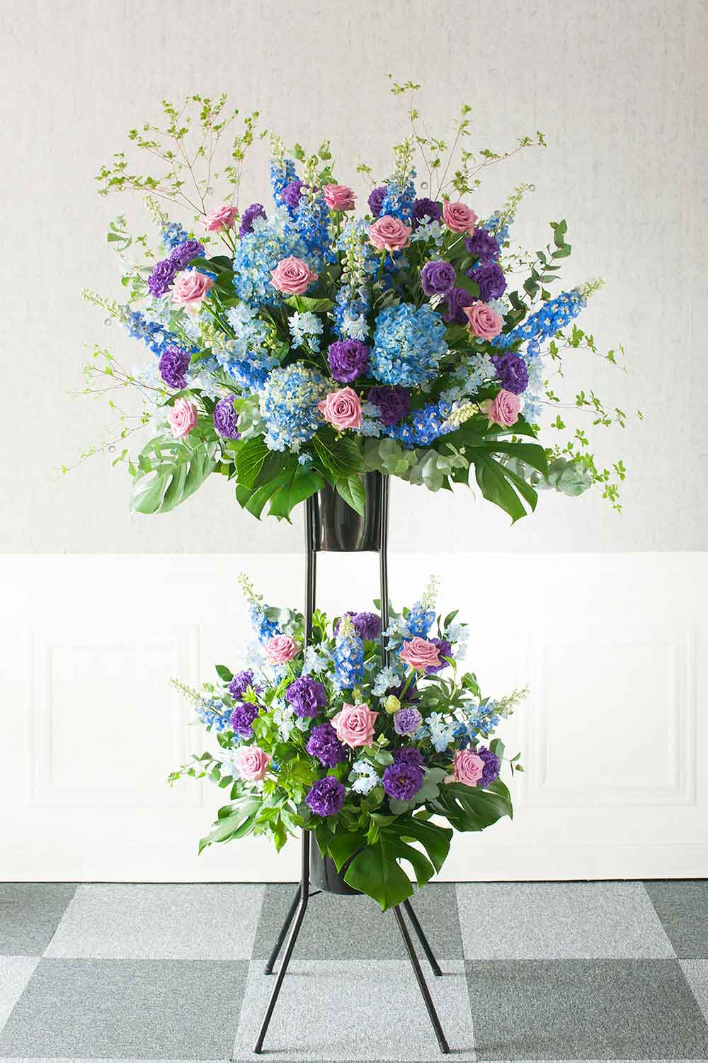 画像：【スタンド花】2段スタンド スペシャリティブルー (青・紫) Lサイズ 高さ約200cm