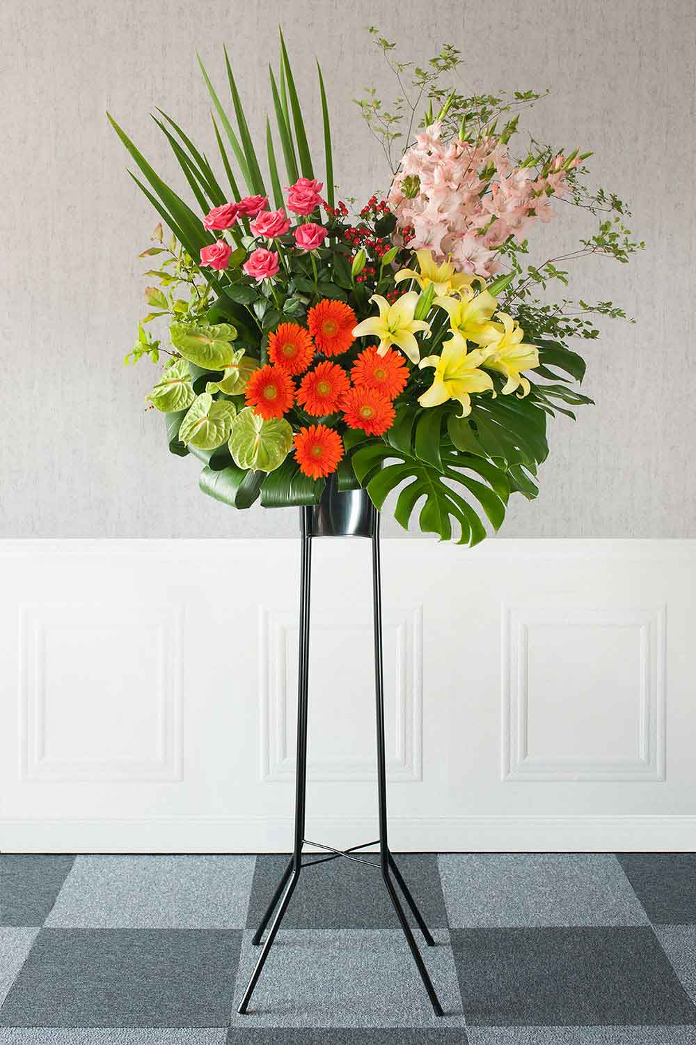 画像：【お祝いスタンド花】1段スタンド スタイリッシュミックス(季節のお花でお任せ) Mサイズ 高さ約190cm