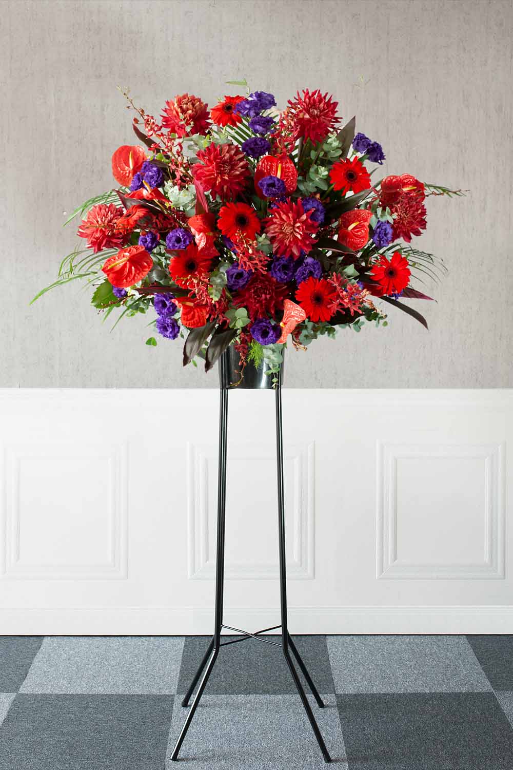 画像：【お祝いスタンド花】1段スタンド ブリリアントレッド（赤・紫）Mサイズ
