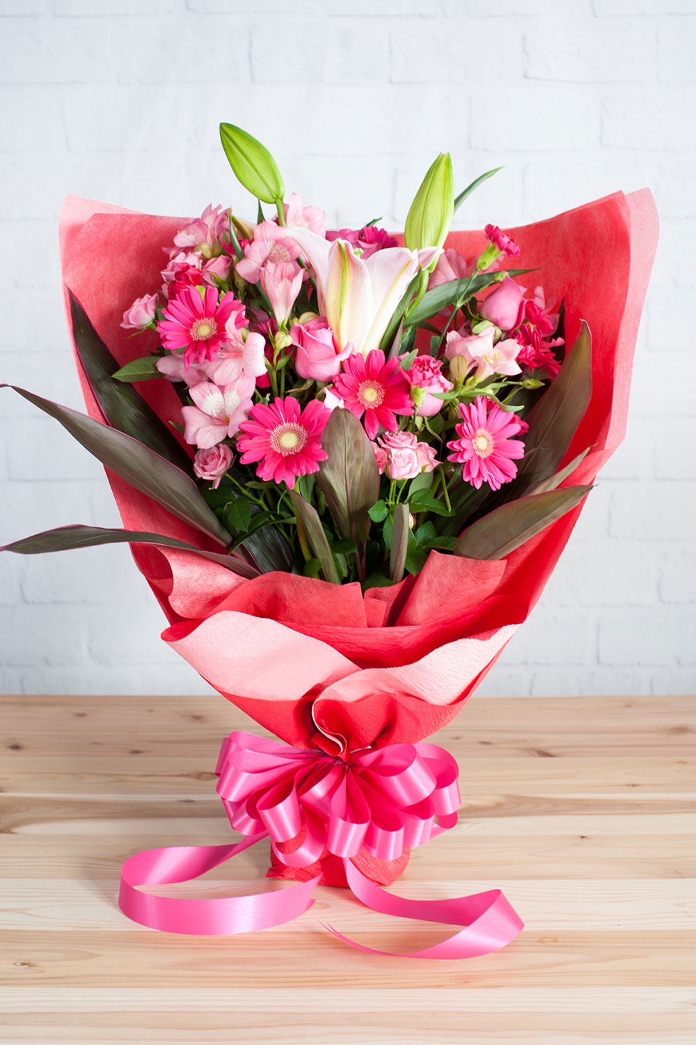 画像：【合格祝い】合格祝いを明るく彩るピンク色の花束 <ラッピング付き> 高さ約65cm