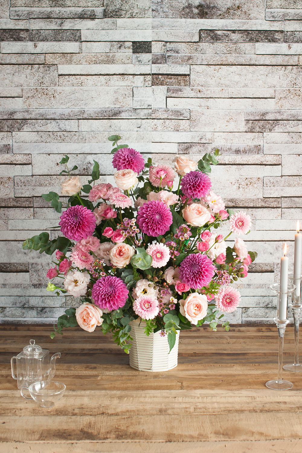 画像：【お祝いアレンジメント】季節のお花お任せアレンジメント（ピンク）　Mサイズ 高さ約65cm